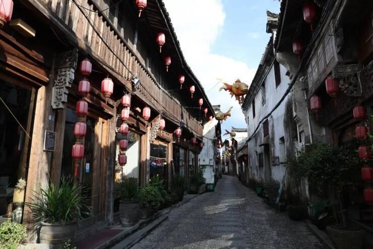 飞夺泸定桥时，敌军为何只拆木板而不炸桥？杨成武含泪道出实情